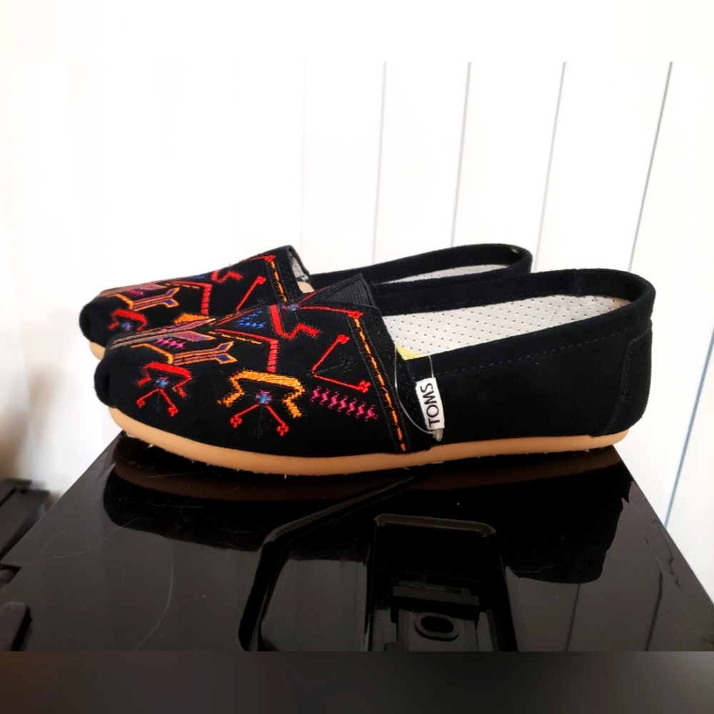 BNWT Toms Black Embroidery Classic Shoes